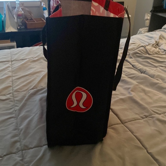 Medium size classic reusable lulu lemon bag with snap close - Picture 4 of 5